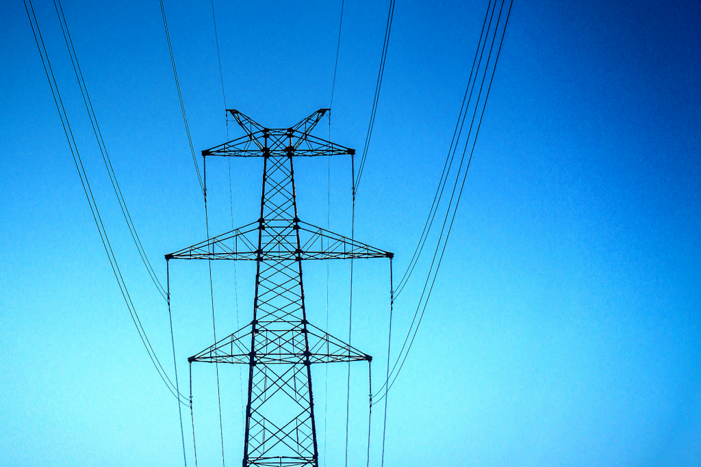 fond de ciel de tour de haute tension